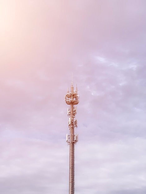 Torre LTE5g vista do solo Conceito das modernas tecnologias de telecomunicações