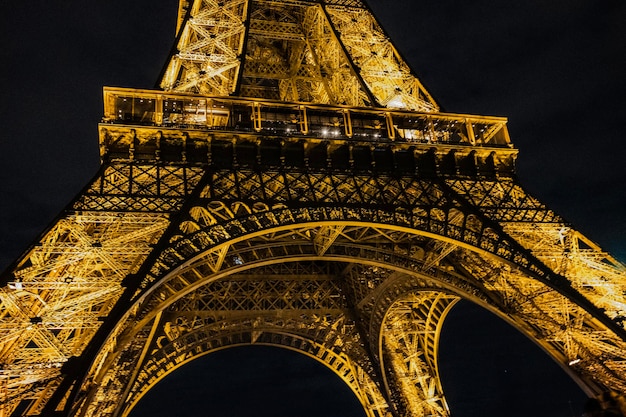 una torre con una luz amarilla en ella está iluminada por la noche
