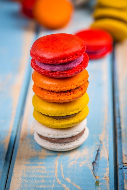 Torre de macarons de colores