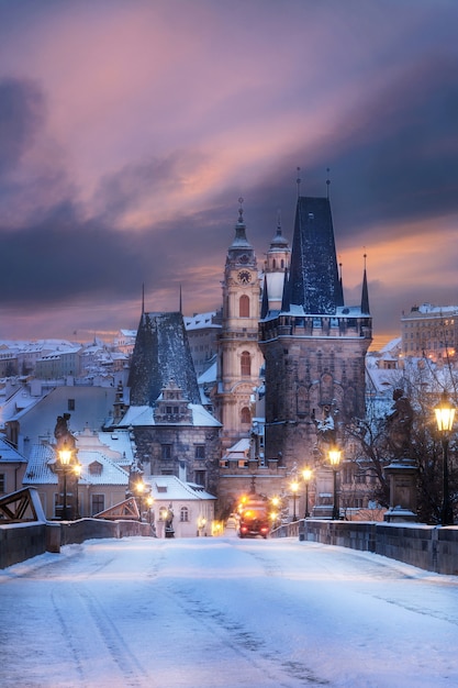 Foto torre de mala strana del puente de carlos en praga por la mañana