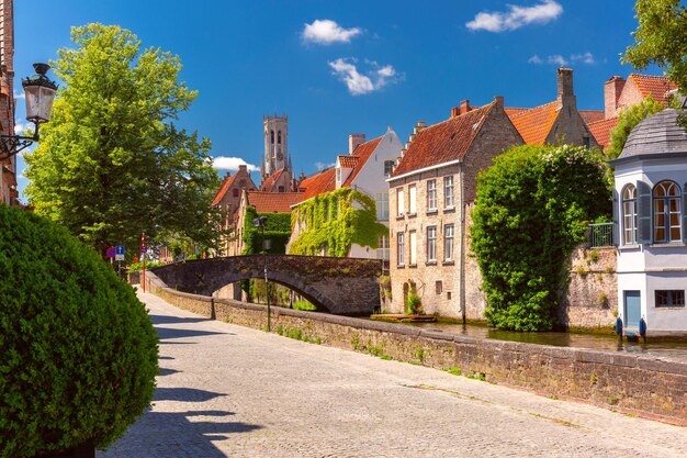 Torre medieval de Belfort y canal verde de Groenerei en Bruges, Bélgica