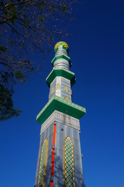 la torre de la mezquita se eleva alto