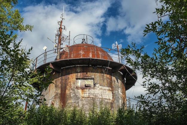 Torre militar abandonada con antenas