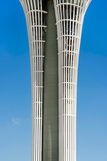 Torre moderna en forma de flor en el fondo del cielo azul