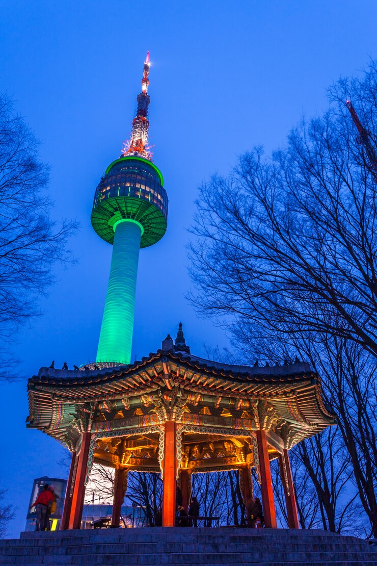 Foto torre namsan à noite ou seoul torre e pavilhão arquitetura tradicional da coréia