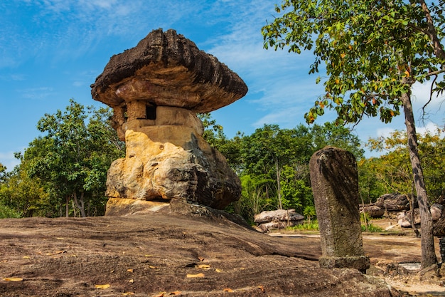 Torre de Nang Usa, pilar de piedra de arena en el parque histórico de Phu Phra Bat, provincia de udonthani, Tailandia.