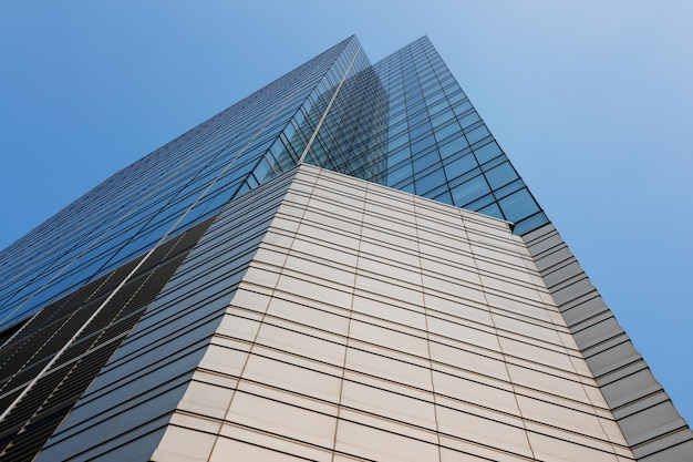 Torre de negocios al cielo azul