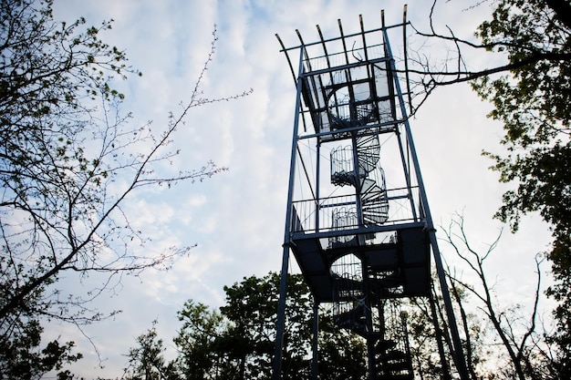 Una torre de observación en Brno República Checa Watchtower durante la puesta de sol con árboles