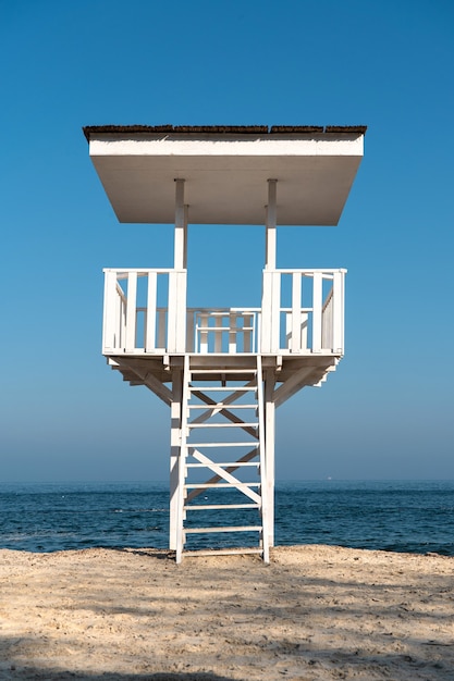 Torre de observación vacía en la playa en tiempo soleado. Foto vertical