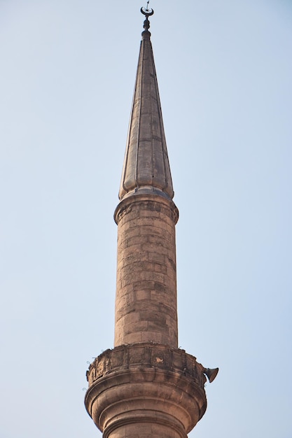 Una torre con un pájaro encima.