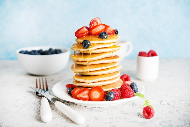 Torre de panqueques con fresas y miel