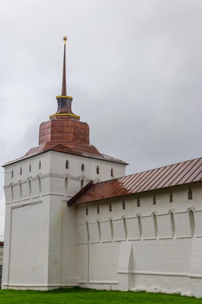 Torre y pared en el convento de Vvedensky Tolga en Yaroslavl Rusia