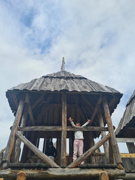 Una torre con una pequeña torre en ella