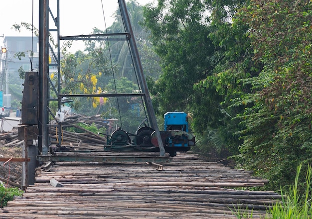 Torre de perforación en el sitio de construcción de carreteras