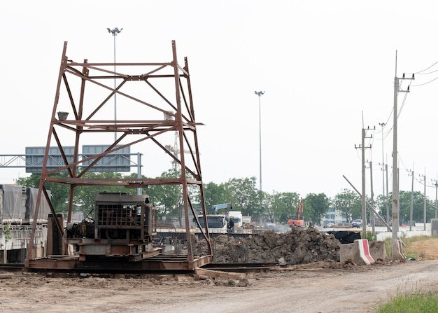 Foto torre de perforación en el sitio de construcción de carreteras