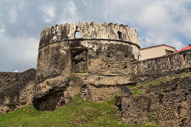 Torre de piedra y paredes de la fortaleza en Stone Town Zanzíbar Tanzania