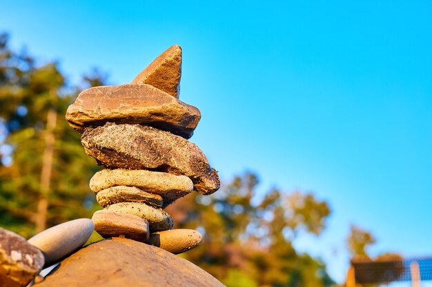 Torre de piedra en la playa en el fondo del cielo azul