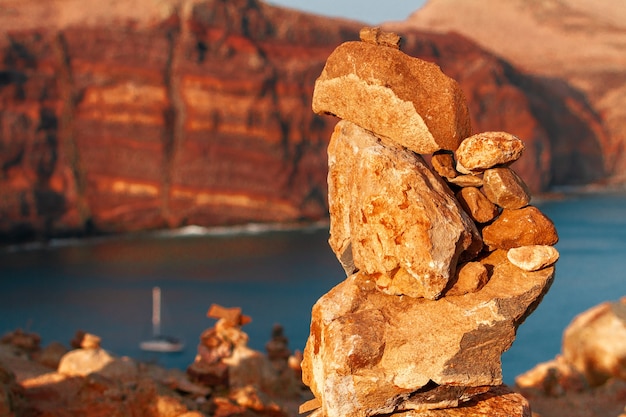 Torre de piedras amarillas con arena, en la meseta de la isla de Madeira.