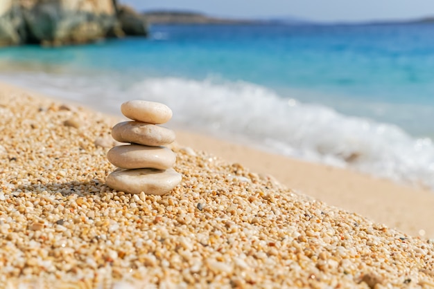 Foto torre de piedras blancas sobre la arena de la playa