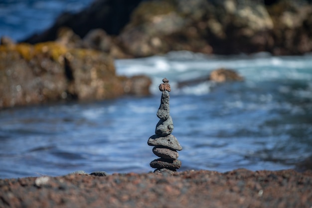 Torre de piedras en el fondo de la playa del mar. Relajarse en la playa tropical, con pila de piedras.