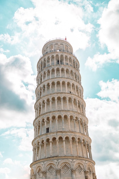 Torre de Pisa en el cielo azul con nubes sin gente