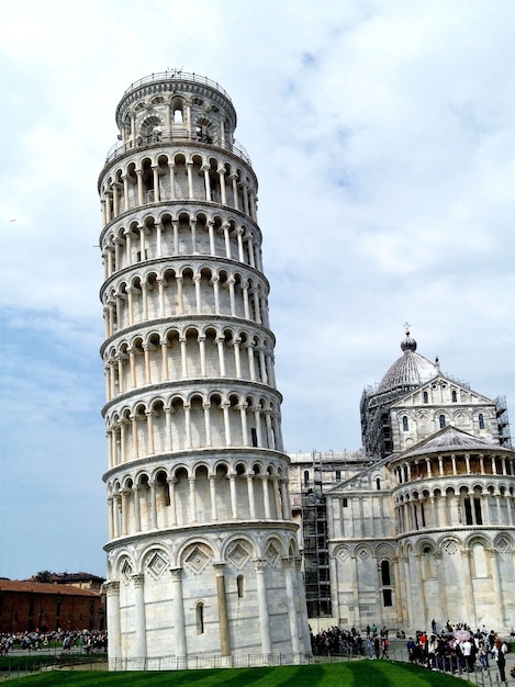 Torre de Pisa en un día de verano. Closeup.Italia.