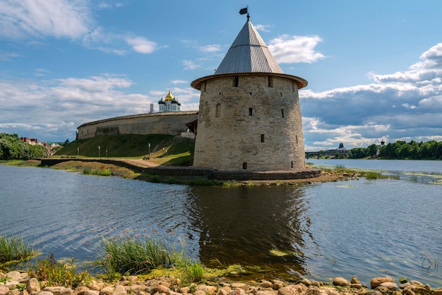 Torre plana del Krom de Pskov Kremlin y el terraplén del río Pskova Pskov Rusia