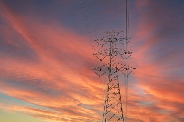 Torre de poste de alto voltaje en el fondo de tecnología de concepto de energía de estructura abstracta