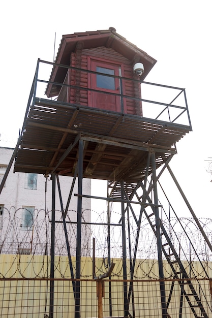 Torre de la prisión y valla de alambre de púas