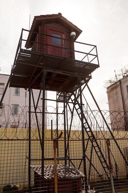 Torre de la prisión y valla de alambre de púas