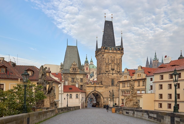 Torre del puente de Carlos en la ciudad de Praga República Checa