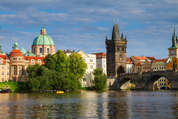 Torre del puente de Carlos sobre el río Vltava, Praga, República de Chequia