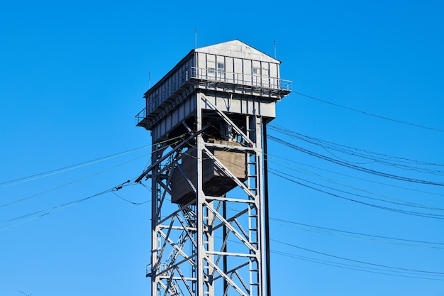 Torre de puente levadizo vertical de dos niveles. Puente de literas en la ciudad de Kaliningrado. Fondo de cielo azul