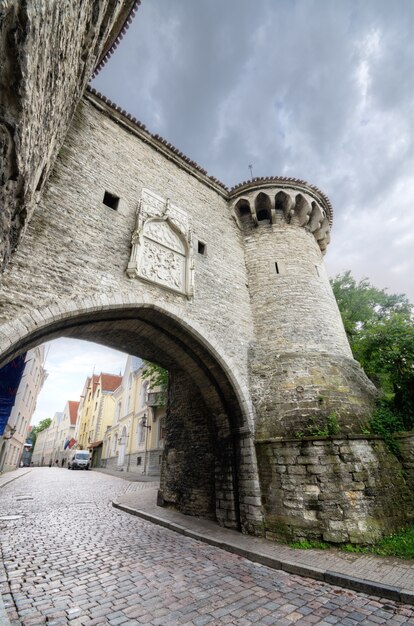 Torre y puerta en la ciudad medieval vieja de Tallinn, Estonia.