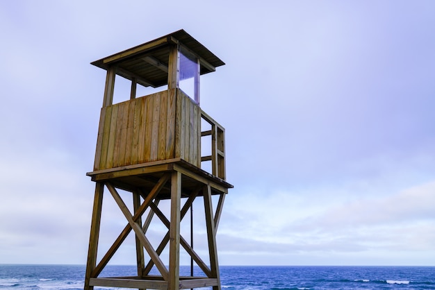 Torre de puesto de salvavidas en la playa del mar