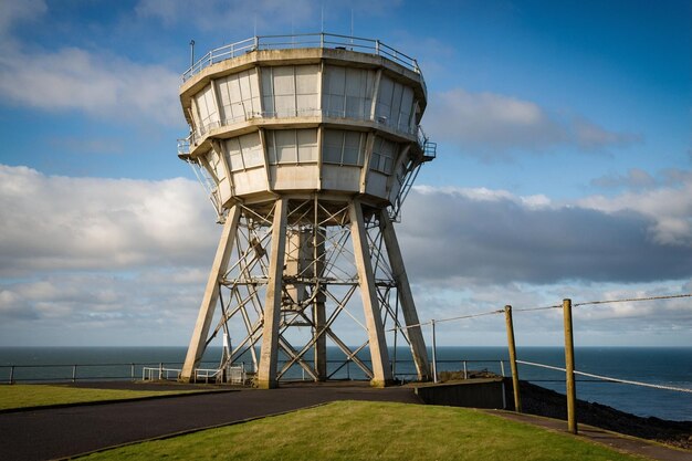 Foto torre de radar seaforth en la costa del mar de irlanda en liverpool, reino unido