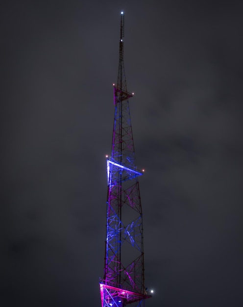 Torre de radio en la ciudad de Sao Paulo por la noche iluminada Foto de alta calidad