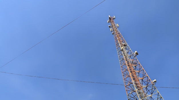 Una torre de radio contra un fondo de cielo azul