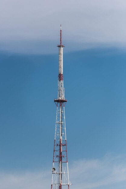 torre de radiodifusión cielo azul de lviv