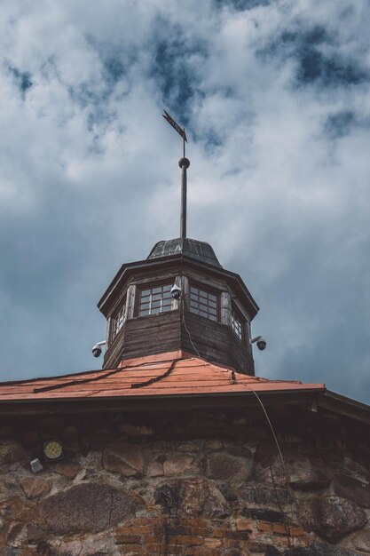 Foto torre redonda en la fortaleza de korela en rusia