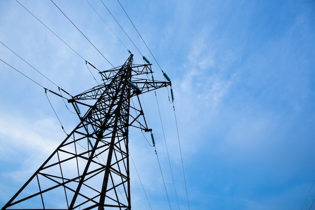 . Torre de rejilla de alta tensión con cable de alambre en la estación de distribución. industria de la energía, ahorro de energía