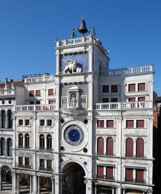 Torre del reloj astronómico con los signos del zodíaco en la Piazza San Marco en Venecia, Italia