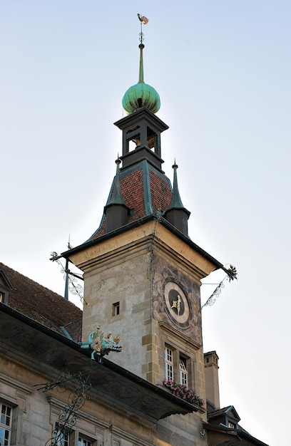 Torre del reloj del Ayuntamiento de la Ciudad Vieja en el centro de la ciudad de Lausana, Suiza.