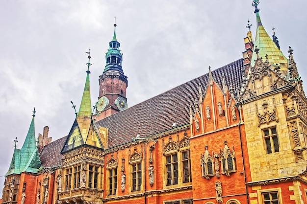 Torre del reloj del ayuntamiento de la ciudad vieja en la plaza del mercado en Wroclaw, Polonia.