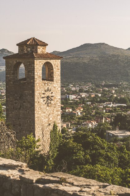 Torre del reloj en el bar de la ciudad vieja en Montenegro