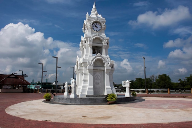 Torre de reloj blanca de edificio clásico a orillas del río Tapi o Tapee en el bazar del mercado de antigüedades para los viajeros tailandeses que visitan el casco antiguo de Suratthani el 12 de octubre de 2023 en Surat Thani Tailandia