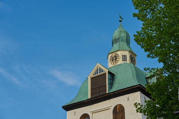 La torre del reloj de la catedral de Porvoo Finlandia