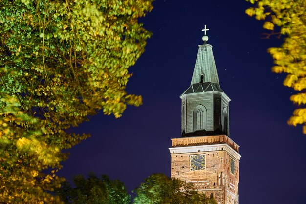 La torre del reloj de la catedral de Turku, Finlandia