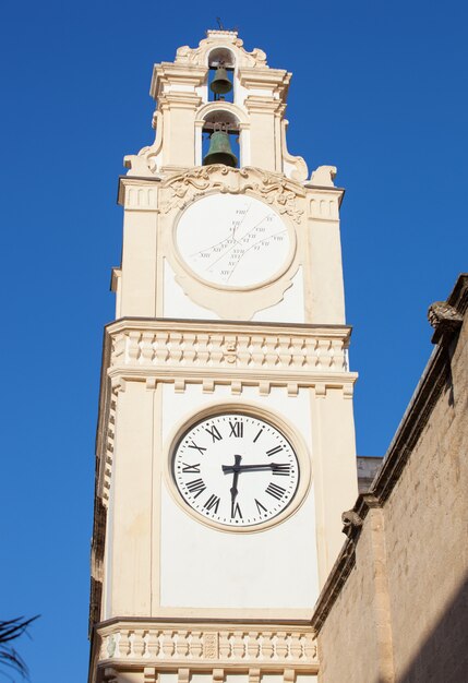 Torre del reloj en el centro de la ciudad de Gallipoli.