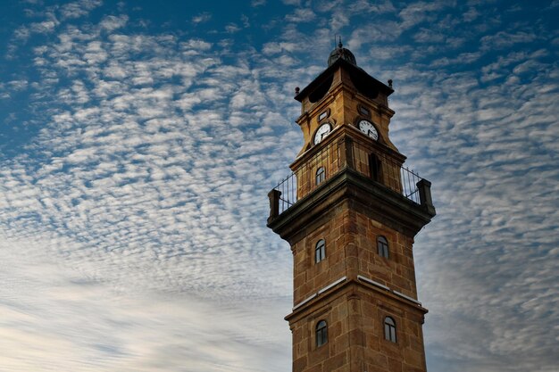 Una torre de reloj con un cielo nublado en el fondo período otomano Yozgat Turquía